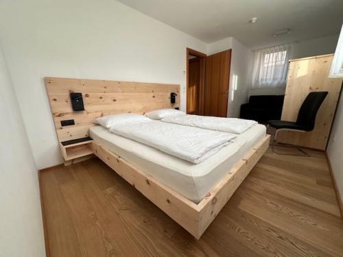 camera-da-letto in legno di cirmolo-1